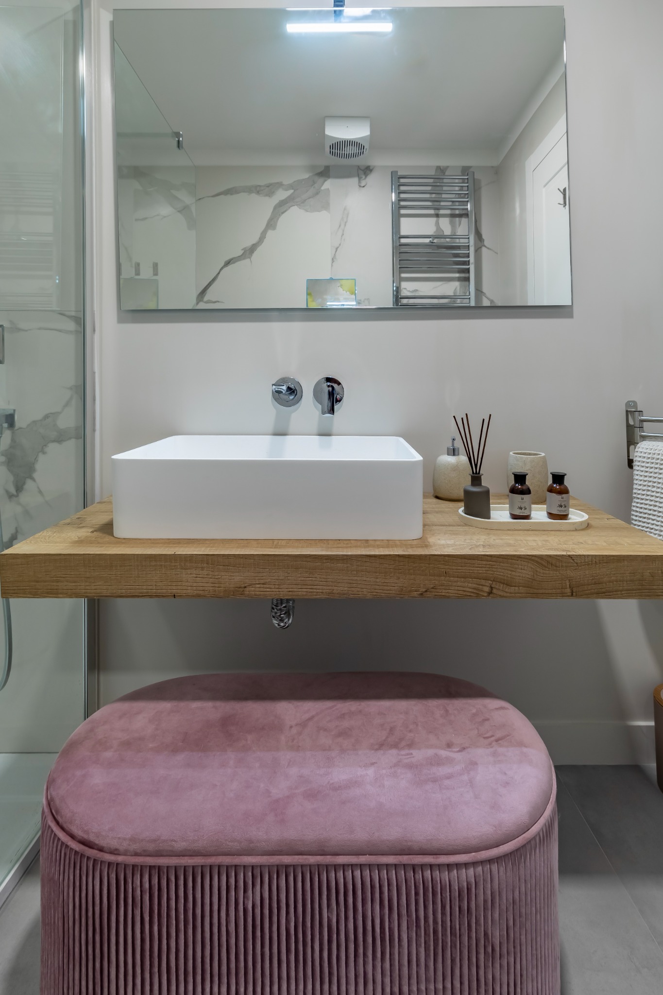 Bagno elegante con lavabo
